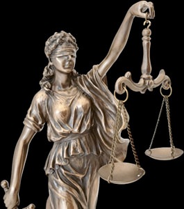 Elegant bronze Justitia figur — ideel gave til jurister og nyuddannede. Symbol på retfærdighed og succes. Køb i dag